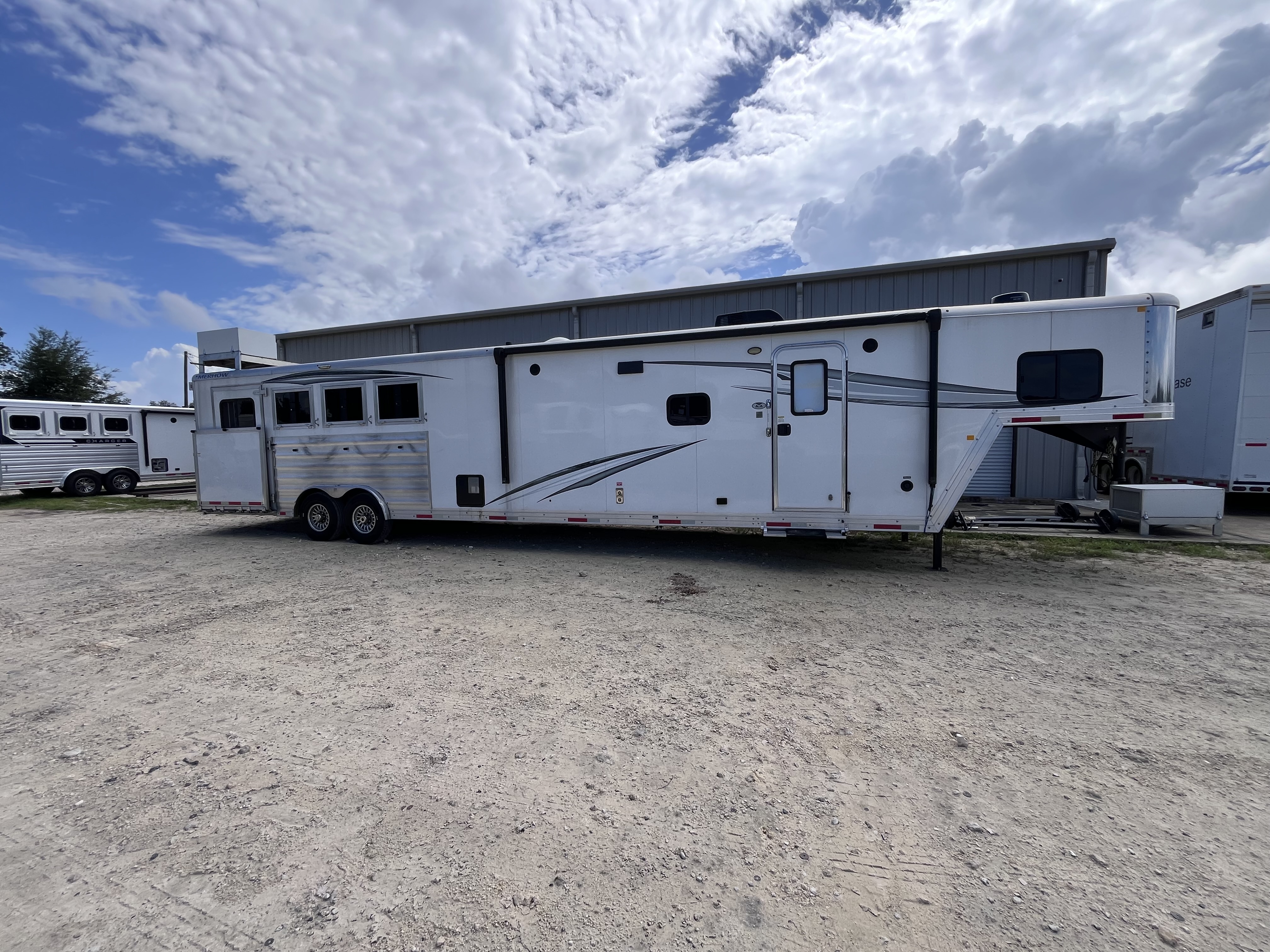 2023 Merhow 4 Horse Side Load 16' Living Quarters