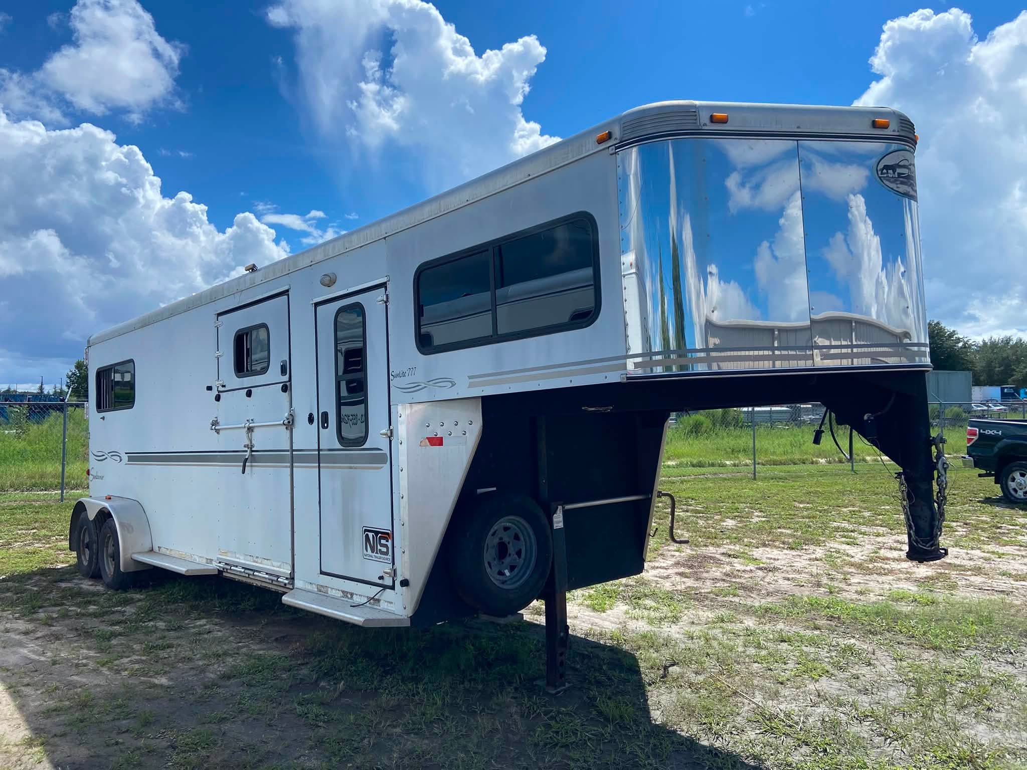 2006 Sundowner 2+1 Horse Gooseneck Trailer